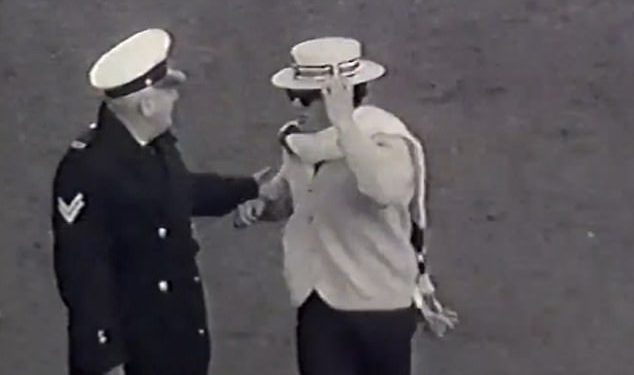 Pogodi tko? Ikona australske zabave neprepoznatljiva je na povratnim snimkama zloglasne invazije na teren St Kilda