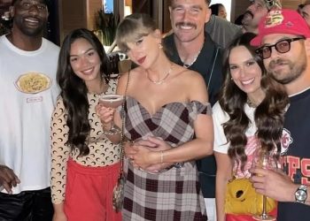 Pojavila se nova fotografija oduševljene Taylor Swift i Travisa Kelcea kako slave rođendan zvijezde Chiefsa u baru u Kansas Cityju
