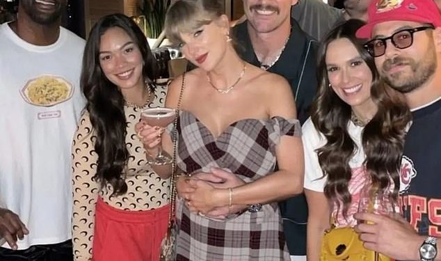 Pojavila se nova fotografija oduševljene Taylor Swift i Travisa Kelcea kako slave rođendan zvijezde Chiefsa u baru u Kansas Cityju