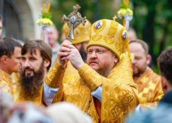 Pravoslavni vođa zadobio opekline i potres mozga u napadu na ukrajinsku katedralu (VIDEO) — RT World News