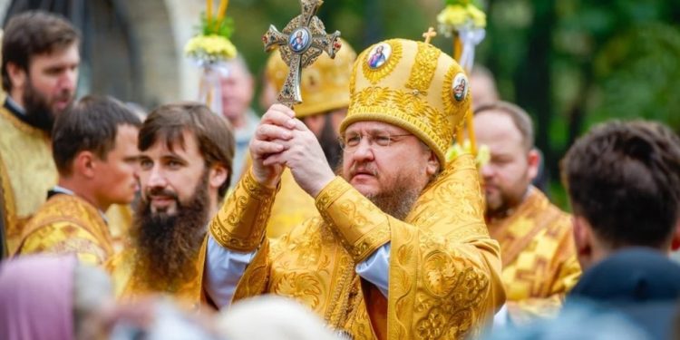 Pravoslavni vođa zadobio opekline i potres mozga u napadu na ukrajinsku katedralu (VIDEO) — RT World News