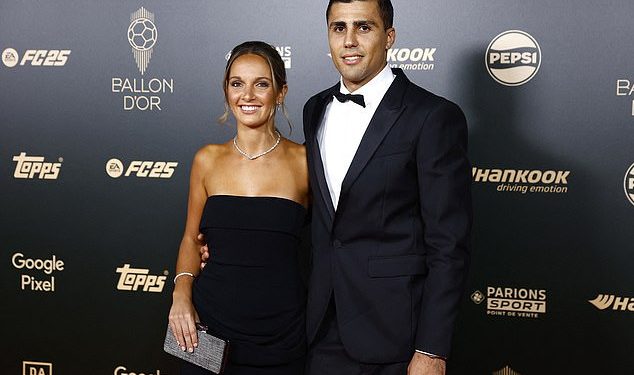 Predviđeni osvajač Zlatne lopte Rodri stiže na pariški crveni tepih s djevojkom Laurom Iglesias dok zvijezda Man Uniteda Alejandro Garnacho pozira s partnericom Evom Garciom… ali nema ni traga zvijezdama Real Madrida usred ‘bojkota’