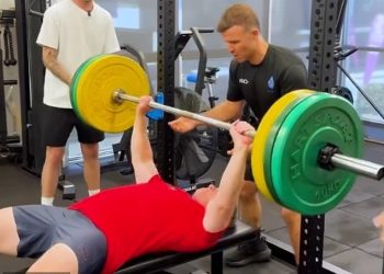 Premijer Queenslanda Steven Miles dokazuje da je najjači australski političar NEVJEROJATNOM točkom u teretani