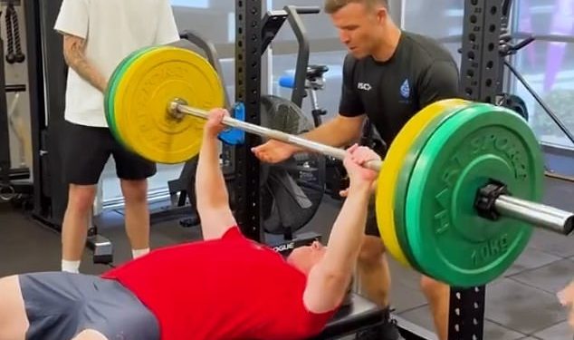 Premijer Queenslanda Steven Miles dokazuje da je najjači australski političar NEVJEROJATNOM točkom u teretani