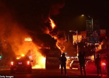 Proslava Svjetskog prvenstva u Dodgersima zapala je u kaos u LA-u s opljačkanim trgovinama i bacanjem vatrometa na policajce