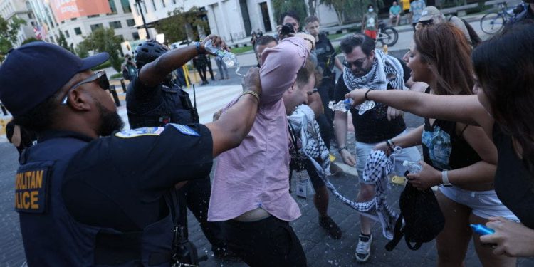 Protuizraelski prosvjednik zapalio se ispred Bijele kuće