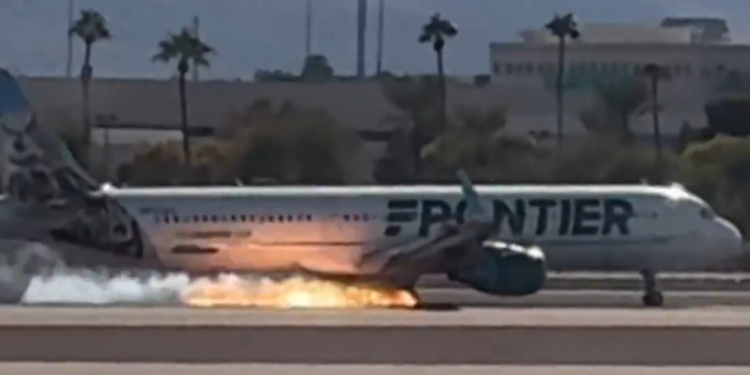 Putnički avion se zapalio pri slijetanju (VIDEO) — RT World News