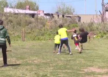 Puyol igra s djecom u Urugvaju