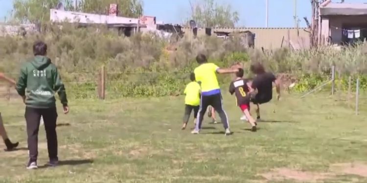 Puyol igra s djecom u Urugvaju