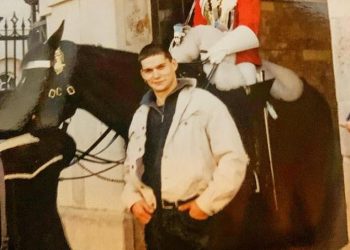 Reality TV zvijezda, 52, izgleda potpuno neprepoznatljivo dok dijeli povratnu fotografiju snimljenu nakon dolaska u Britaniju prije više od dva desetljeća – možete li pogoditi o kome se radi?