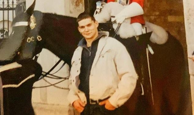 Reality TV zvijezda, 52, izgleda potpuno neprepoznatljivo dok dijeli povratnu fotografiju snimljenu nakon dolaska u Britaniju prije više od dva desetljeća – možete li pogoditi o kome se radi?