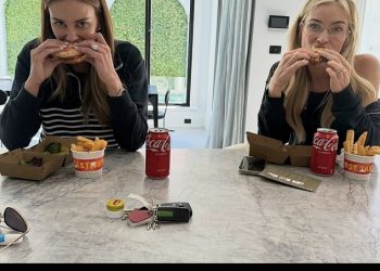 Rebecca Judd ušuška se u hamburger dok se oporavlja od ‘mamurluka’ nakon divlje noći – prije nego što odskoči i pokaže svoju vitku građu i trbušne mišiće čvrste kao kamen