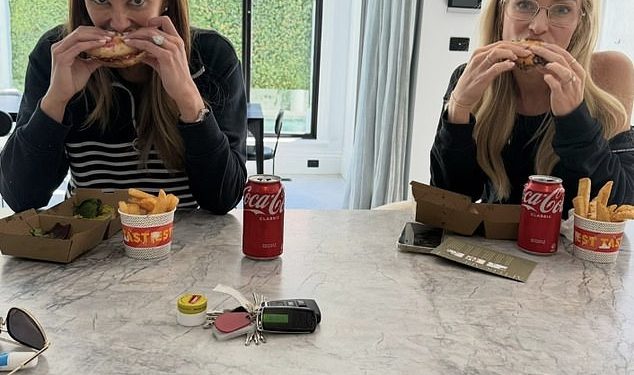 Rebecca Judd ušuška se u hamburger dok se oporavlja od ‘mamurluka’ nakon divlje noći – prije nego što odskoči i pokaže svoju vitku građu i trbušne mišiće čvrste kao kamen