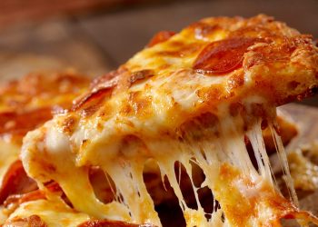 Restoran uhvaćen zbog posluživanja ‘najprodavanije’ pizze s nedozvoljenim prilogom