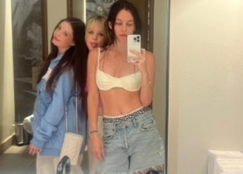 Riley Keough pozira u grudnjaku dok svojim sestrama blizankama želi sretan 16. rođendan… dan prije objavljivanja memoara njezine majke Lise Marie Presley