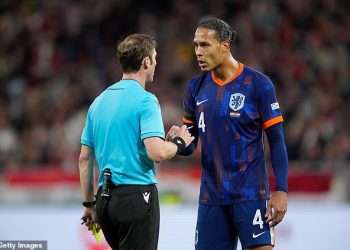 Ronald Koeman ljut je zbog crvenog kartona Virgila van Dijka – nakon što je zvijezda Liverpoola prvi put isključena za Nizozemsku u remiju Mađarske