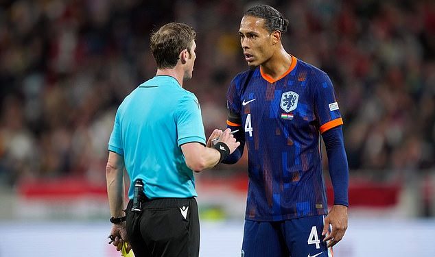 Ronald Koeman ljut je zbog crvenog kartona Virgila van Dijka – nakon što je zvijezda Liverpoola prvi put isključena za Nizozemsku u remiju Mađarske