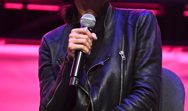 Rosario Dawson odiše hladnom u crnoj kožnoj jakni tijekom nastupa za razgovor na LA Comic Conu