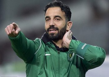 Ruben Amorim ‘spreman je preuzeti Man United već u NEDJELJU protiv Chelseaja’, a Ruud van Nistelrooy ‘samo privremeni šef za jednu utakmicu’ nakon brzog napretka nakon otpuštanja Erika ten Haga