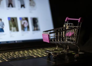 Rusija razmatra oporezivanje prekogranične e-trgovine — RT Rusija i bivši Sovjetski Savez