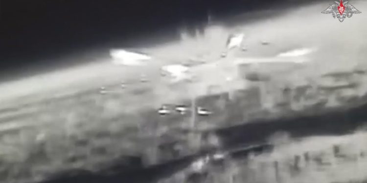 Ruski operateri bespilotnih letjelica koriste taktiku naleta protiv ukrajinskih bespilotnih letjelica (VIDEO) — RT Rusija i bivši Sovjetski Savez