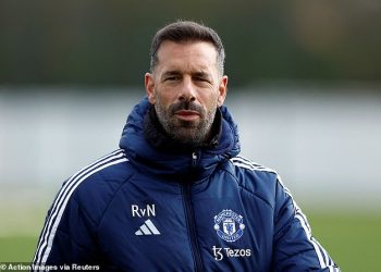 Ruud van Nistelrooy prekida šutnju o situaciji s Man Unitedom dok se priprema preuzeti Carabao Cup utakmicu – nakon što je Erik ten Hag otpušten s mjesta šefa