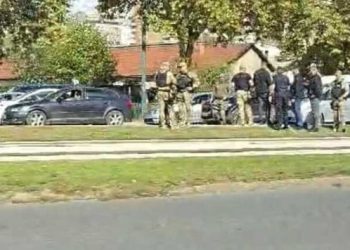 SARAJEVO Suspendirani policajac napao kolonu pod pratnjom u kojoj je bio ministar sigurnosti Nenad Nešić