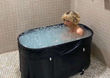 Sabrina Carpenter se skida gola i kupa u ledenoj kupki dok dijeli uvid iza kulisa svoje turneje Short n’ Sweet