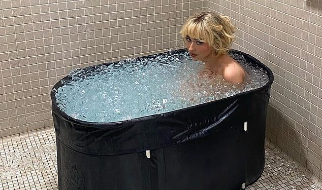 Sabrina Carpenter se skida gola i kupa u ledenoj kupki dok dijeli uvid iza kulisa svoje turneje Short n’ Sweet