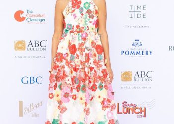 Sally Obermeder izgleda elegantno s lakoćom u živopisnoj cvjetnoj haljini dok izlazi gledati nastup Human Nature na dobrotvornoj gala svečanosti u Sydneyu