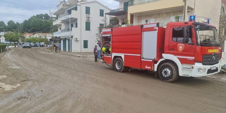 Sanacija posljedica nevremena u Podgori i dalje traje