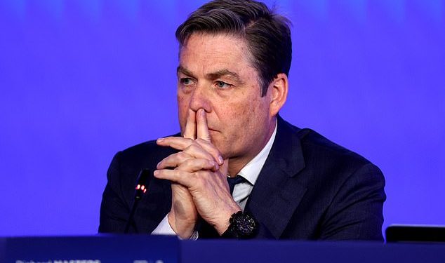 Šef Premier lige Richard Masters upozorava klubove da neće biti ‘brzog rješenja’ za svađu oko sponzorstva nakon što je pravna bitka Man Cityja izazvala građanski rat… dok šefovi obećavaju da će ‘uzeti potrebno vrijeme’ unatoč početnoj optimističnoj reakciji