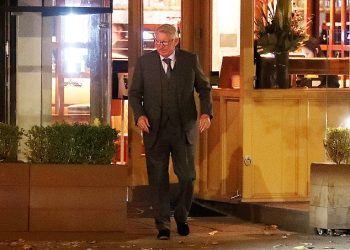 Sir Alex Ferguson uočen je prvi put otkako ga je ‘otpustio’ Man United – dok legendarni šef (82) uživa u noćnom izlasku u luksuznom Cheshire restoranu