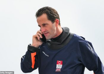 Sir Ben Ainslie označio je Kiwijevog komentatora af****** w***** nakon američkog kupa Velike Britanije koji se nada da će doživjeti još jedan udarac s Novim Zelandom koji vodi 3-0
