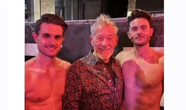 Sir Ian McKellen, 85, šokira veseljake dok pleše cijelu noć u poznatom gay klubu nakon što se riješio užasne ozljede na pozornici