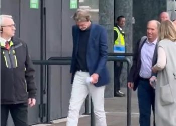 Sir Jim Ratcliffe okuplja čelnike Man Uniteda – i Garyja Nevillea – na Old Traffordu na razgovore, s pod pritiskom budućnosti Erika ten Haga i novim stadionom vrijednim 2 MILIJARDE £ na dnevnom redu dok Thomas Tuchel čeka na kraju