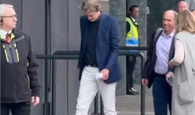 Sir Jim Ratcliffe okuplja čelnike Man Uniteda – i Garyja Nevillea – na Old Traffordu na razgovore, s pod pritiskom budućnosti Erika ten Haga i novim stadionom vrijednim 2 MILIJARDE £ na dnevnom redu dok Thomas Tuchel čeka na kraju