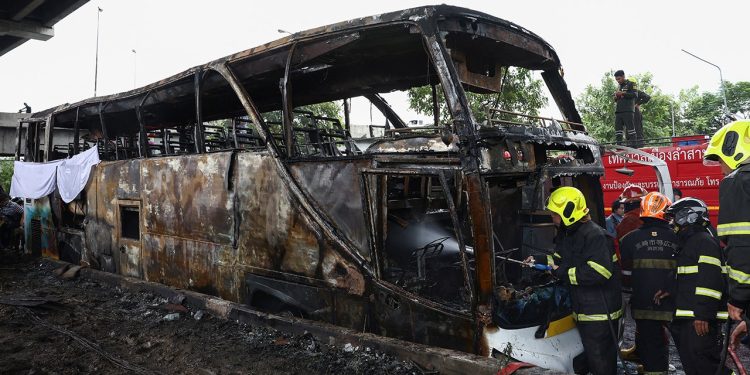 Školski autobus izgorio je u plamenu izvan Bangkoka, strahuje se da je gotovo dvadeset mrtvih