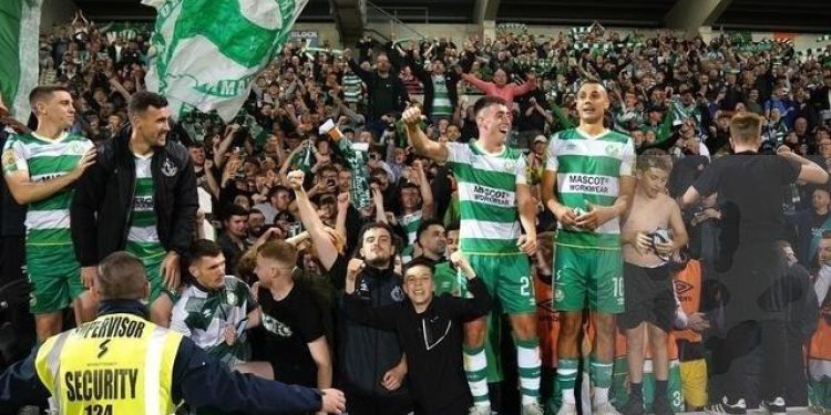 Sportske novosti – Totalna euforija u hrvatskoj koloniji: ‘Čarolija će odjeknuti Europom’, ‘Mogli smo im zabiti i 10 komada!’