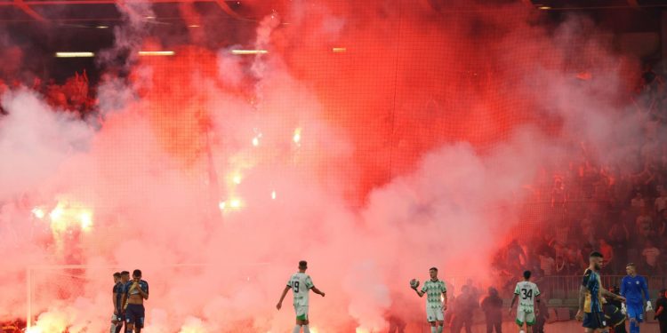 Sportske novosti – VIDEO: Evo kako su navijači Rijeke osramotili Hrvatsku. Policija morala isprazniti tribinu