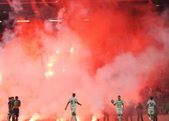 Sportske novosti – VIDEO Pogledajte šokantnu snimku iz Ljubljane: Armada bakljom gađala ‘obične’ navijače