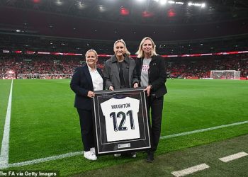 Steph Houghton hvaljen kao ‘jedan od najinspirativnijih engleskih igrača ove generacije’ na ceremoniji umirovljenja na Wembleyju – prije nego što su Lavice izgubile triler sa sedam golova protiv Njemačke