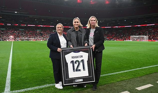Steph Houghton hvaljen kao ‘jedan od najinspirativnijih engleskih igrača ove generacije’ na ceremoniji umirovljenja na Wembleyju – prije nego što su Lavice izgubile triler sa sedam golova protiv Njemačke