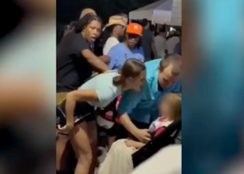 Sudionik skupa Harris vrišti na bebu u kolicima u šokantnom virusnom videu