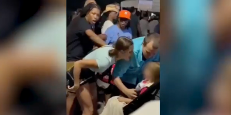 Sudionik skupa Harris vrišti na bebu u kolicima u šokantnom virusnom videu