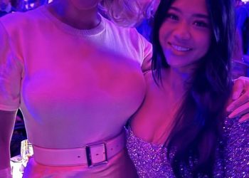 Suni Lee iz američkog tima snima selfie s Beyonce i pozira za fotografiju s Demi Lovato na dodjeli nagrada Glamour u New Yorku