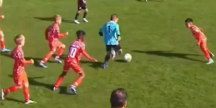 Sve dribla i zabija golove