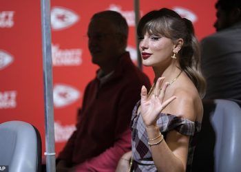 Taylor Swift se značajno vraća kako bi podržala Travisa Kelcea u utakmici Kansas City Chiefsa čime su prekinute špekulacije o njihovom ‘raskidu ugovora’