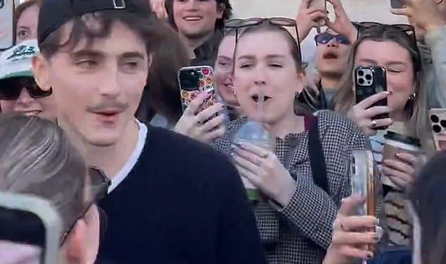 Timothee Chalamet izazvao je pandemonij kada se pojavio na svom VLASTITOM natjecanju lookalikea u New Yorku