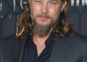 Travis Fimmel više ne izgleda ovako! Zvijezda Boy Swallows Universe izgleda sasvim drugačije dok prisustvuje svjetskoj premijeri HBO-ovog Dune: Prophecy